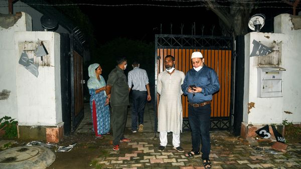 দিল্লিতে আসাদউদ্দিন ওয়াইসির বাসভবনে হামলা (ছবি সৌজন্যে পিটিআই) (Prateek Kumar) দিল্লিতে আসাদউদ্দিন ওয়াইসির বাসভবনে হামলা (ছবি সৌজন্যে পিটিআই) (Prateek Kumar)