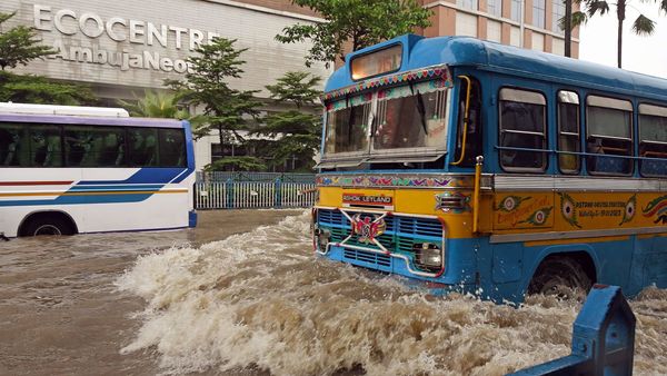 ২০ শে সেপ্টেম্বর এভাবেই ভেসেছিল কলকাতার রাস্তা (ফাইল ছবি) (ANI Photo) (Bibhash Lodh) ২০ শে সেপ্টেম্বর এভাবেই ভেসেছিল কলকাতার রাস্তা (ফাইল ছবি) (ANI Photo) (Bibhash Lodh)