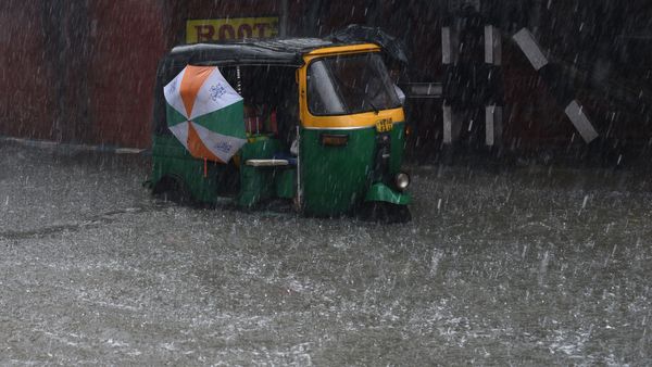 ফের প্রবল বৃষ্টিতে ভাসতে পারে কলকাতা সহ দক্ষিণবঙ্গ। (ছবি সৌজন্য, সমীর জানা/হিন্দুস্তান টাইমস) ফের প্রবল বৃষ্টিতে ভাসতে পারে কলকাতা সহ দক্ষিণবঙ্গ। (ছবি সৌজন্য, সমীর জানা/হিন্দুস্তান টাইমস)
