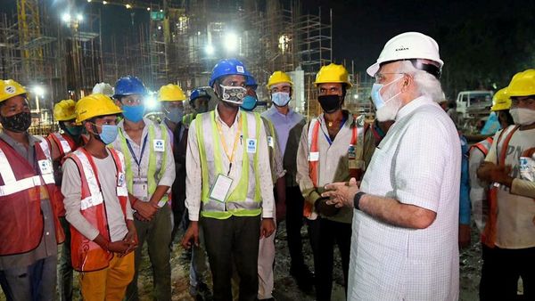 কথা বললেন শ্রমিকদের সঙ্গেও, জানলেন বিভিন্ন বিষয়ে (ANI)