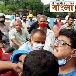 অবরোধের বিরোধিতা করায় পথচারীকে কষিয়ে চড় বাম নেতার!