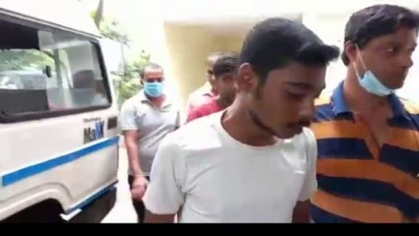 পুলিশের জালে অভিযুক্তরা পুলিশের জালে অভিযুক্তরা