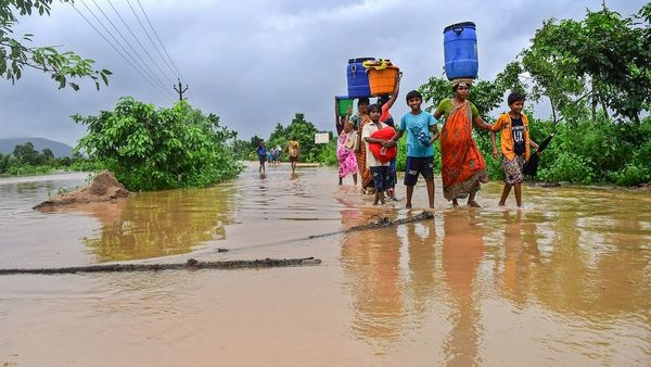 বিশাখাপট্টনমের কাছে এক গ্রাম বিধ্বস্ত গুলাবের জেরে, ছবি সৌজন্যে পিটিআই (PTI) বিশাখাপট্টনমের কাছে এক গ্রাম বিধ্বস্ত গুলাবের জেরে, ছবি সৌজন্যে পিটিআই (PTI)