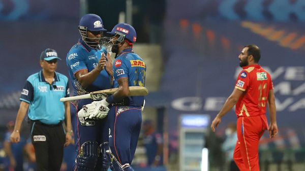 মহম্মদ শামির ওভারেই দলের জয় সুনিশ্চিত করেন দুই মুম্বই ইন্ডিয়ান্স ব্যাটার। ছবি- পিটিআই। (PTI) মহম্মদ শামির ওভারেই দলের জয় সুনিশ্চিত করেন দুই মুম্বই ইন্ডিয়ান্স ব্যাটার। ছবি- পিটিআই। (PTI)