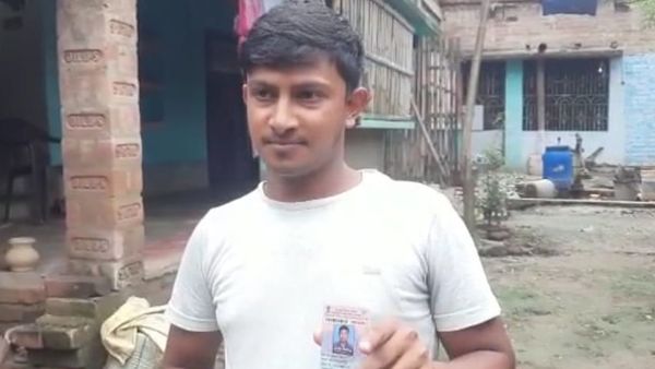 সামসেরগঞ্জের যুবক আসিকুল মোমিন ভোট দিতে গিয়ে শোনেন তিনি মৃত (নিজস্ব চিত্র ) সামসেরগঞ্জের যুবক আসিকুল মোমিন ভোট দিতে গিয়ে শোনেন তিনি মৃত (নিজস্ব চিত্র )