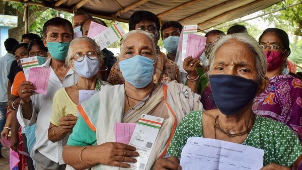 ভোটের লাইনে ভোটাররা। প্রতীকী ছবি : পিটিআই (PTI) ভোটের লাইনে ভোটাররা। প্রতীকী ছবি : পিটিআই (PTI)