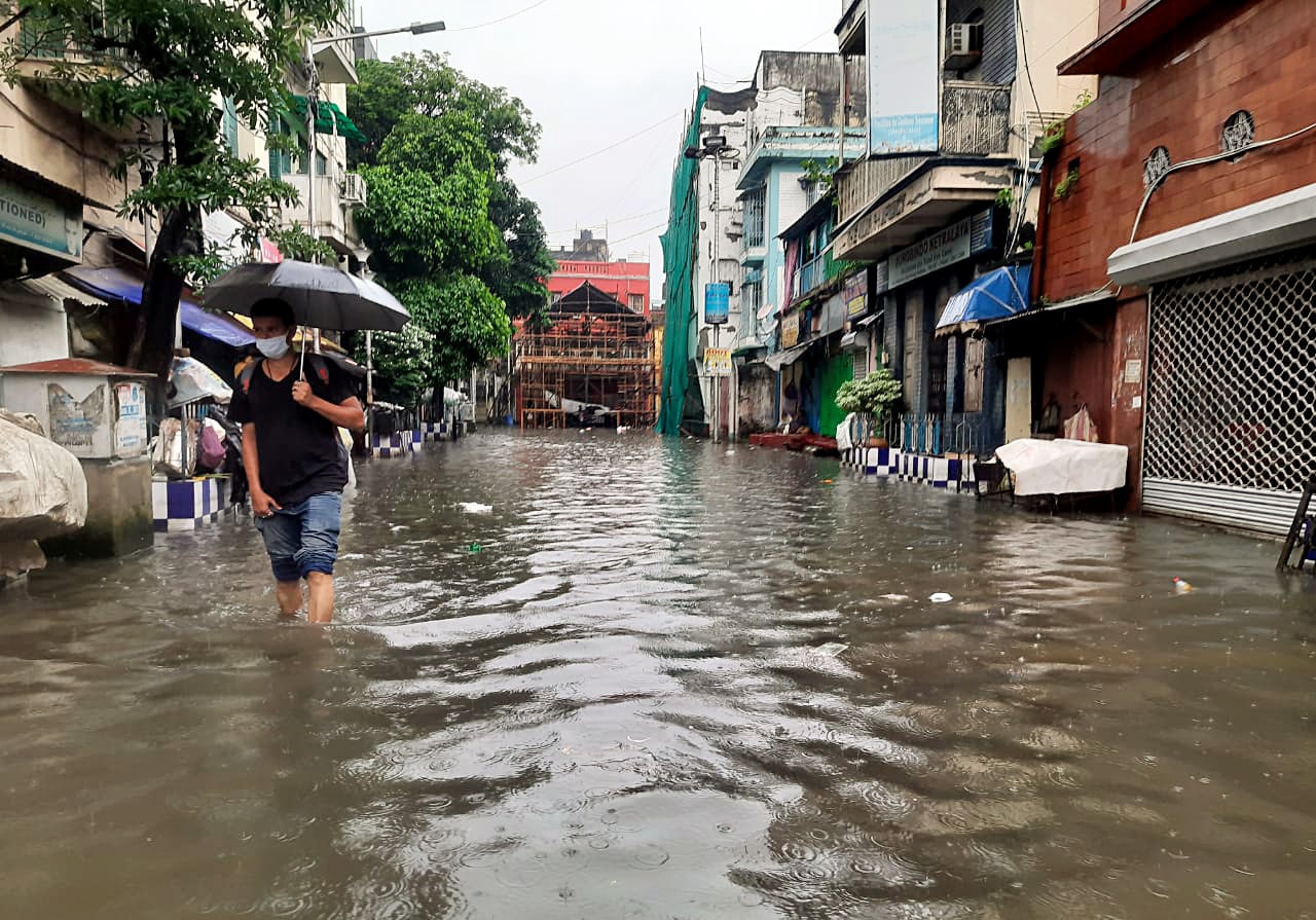 মুখ্যসচিব : রাজ্যের বিভিন্ন প্রান্তে সেনা এবং জাতীয় বিপর্যয় মোকাবিলা বাহিনী মোতায়েন করা হয়েছে। ত্রাণ শিবিরে সরিয়ে আনা হয়েছে দেড় লাখ মানুষকে। (ছবি সৌজন্য এএনআই)