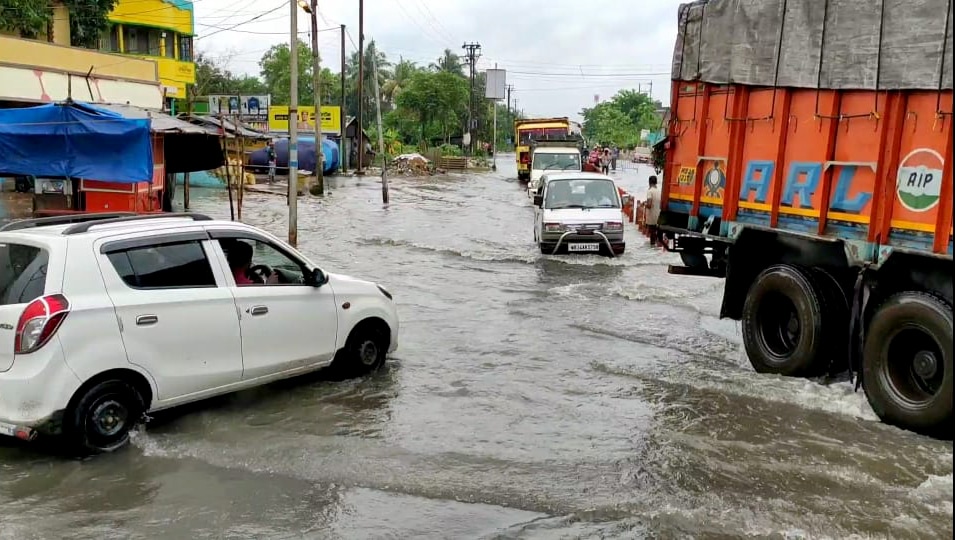 মুখ্যসচিব জানিযয়েছেন, হাওড়ার ১০ টি জায়গায় বাঁধ ভেঙেছে। আরামবাগের পুর এলাকায় ভেঙে গিয়েছে দুটি বাঁধ। (ছবি সৌজন্য এএনআই)