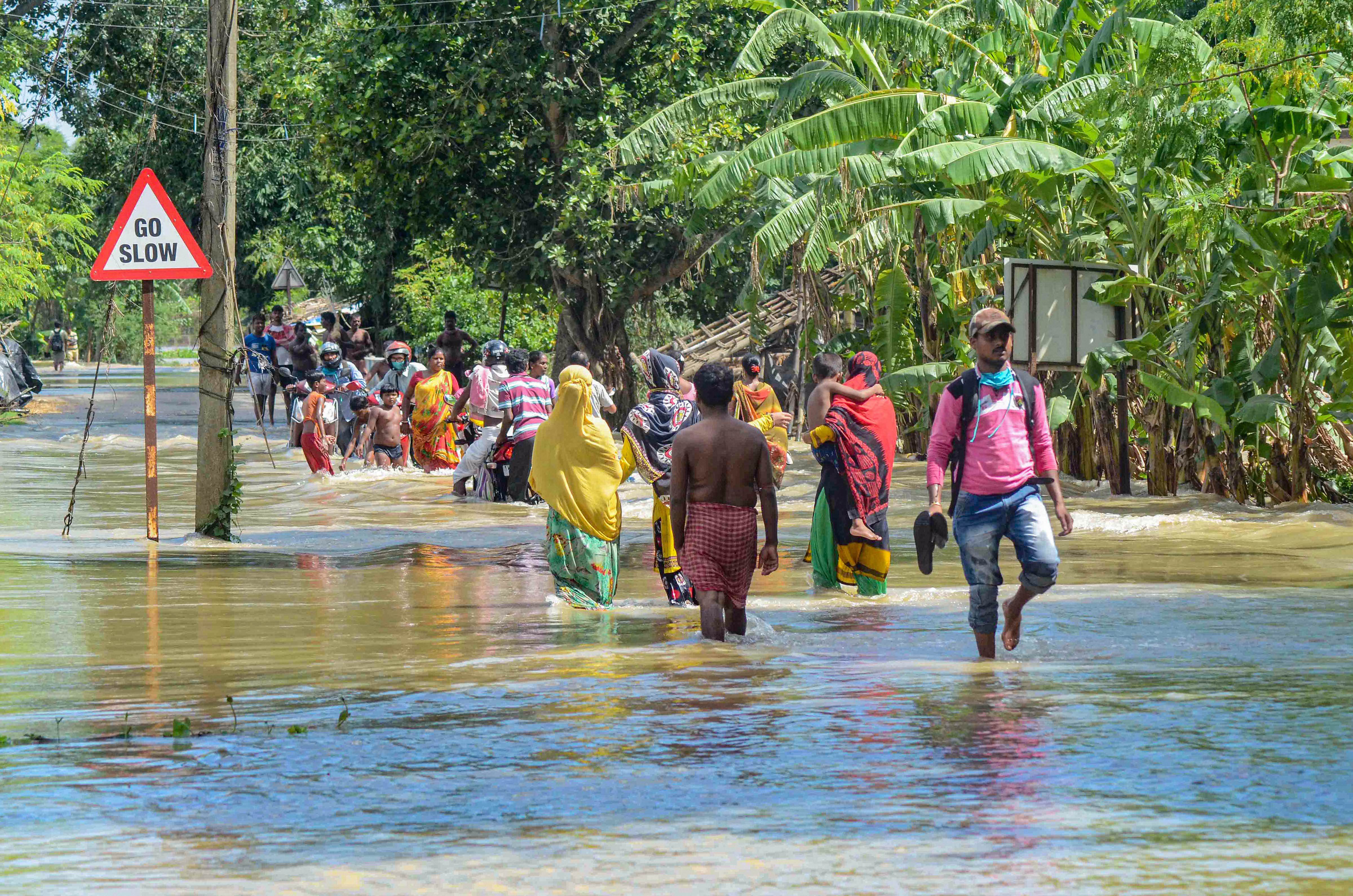 মুখ্যসচিব দাবি করেন, শুক্রবার সকাল ৯ টা ৪৫ মিনিট পর্যন্ত মাইথন থেকে ১৪৫,০০০ কিউসেক জল ছাড়া হয়েছে। তার জেরে বিভিন্ন এলাকার বাঁধ ভেঙেছে। জলের তলায় চলে গিয়েছে বিস্তীর্ণ এলাকা। (ছবি সৌজন্য পিটিআই)