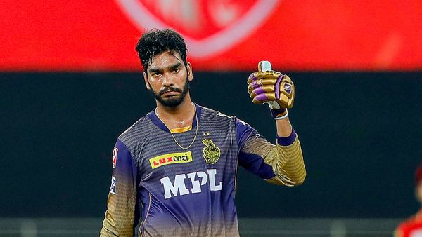 পঞ্জাবের বিরুদ্ধে অর্ধতরান করে বেঙ্কটেশ আইয়ার। ছবি- পিটিআই (PTI) পঞ্জাবের বিরুদ্ধে অর্ধতরান করে বেঙ্কটেশ আইয়ার। ছবি- পিটিআই (PTI)