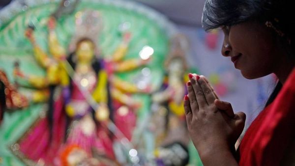 সামনেই দুর্গাপুজো{ তার আগে উত্তেজনা (ছবিটি প্রতীকী, সৌজন্য জীবন আহমেদ/ডয়চে ভেলে) সামনেই দুর্গাপুজো{ তার আগে উত্তেজনা (ছবিটি প্রতীকী, সৌজন্য জীবন আহমেদ/ডয়চে ভেলে)