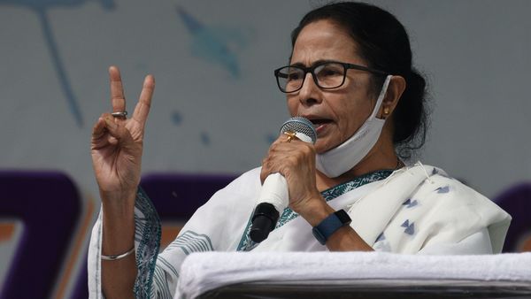 ভবানীপুরে ভোটপ্রচারে মমতা। (Samir Jana/HT Photo) ভবানীপুরে ভোটপ্রচারে মমতা। (Samir Jana/HT Photo)