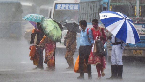 আজও উত্তরবঙ্গে চলবে অতি ভারী বৃষ্টি, ভারী বর্ষণের পূর্বাভাস গাঙ্গেয় পশ্চিমবঙ্গেও। (ছবিটি প্রতীকী, সৌজন্য পিটিআই) আজও উত্তরবঙ্গে চলবে অতি ভারী বৃষ্টি, ভারী বর্ষণের পূর্বাভাস গাঙ্গেয় পশ্চিমবঙ্গেও। (ছবিটি প্রতীকী, সৌজন্য পিটিআই)