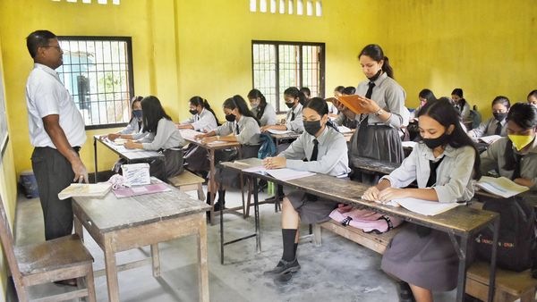 করোনার জেরে আর্থিক সংকটে বাবা-মা, কলকাতায় 'নামী' স্কুল ছাড়ছে পড়ুয়ারা। (ছবিটি প্রতীকী, সৌজন্য পিটিআই) করোনার জেরে আর্থিক সংকটে বাবা-মা, কলকাতায় 'নামী' স্কুল ছাড়ছে পড়ুয়ারা। (ছবিটি প্রতীকী, সৌজন্য পিটিআই)