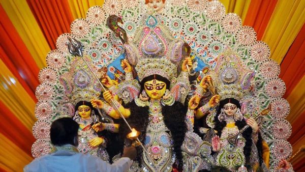 ঘোড়ায় এলে এর ফল হয় ছত্রভঙ্গ। এটি সামাজিক ও রাজনৈতিক অস্থিরতার দিকে ইঙ্গিত করে। ঘোড়ায় এলে এর ফল হয় ছত্রভঙ্গ। এটি সামাজিক ও রাজনৈতিক অস্থিরতার দিকে ইঙ্গিত করে।
