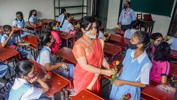 সবকিছু ঠিক থাকলে পুজোর পর স্কুল খুলে যাবে বলে আগেই জানিয়েছেন মুখ্যমন্ত্রী। সেইমতো প্রস্তুতি নিতে শুরু করে দিয়েছে রাজ্য সরকার। (ছবিটি প্রতীকী, সৌজন্য পিটিআই) সবকিছু ঠিক থাকলে পুজোর পর স্কুল খুলে যাবে বলে আগেই জানিয়েছেন মুখ্যমন্ত্রী। সেইমতো প্রস্তুতি নিতে শুরু করে দিয়েছে রাজ্য সরকার। (ছবিটি প্রতীকী, সৌজন্য পিটিআই)