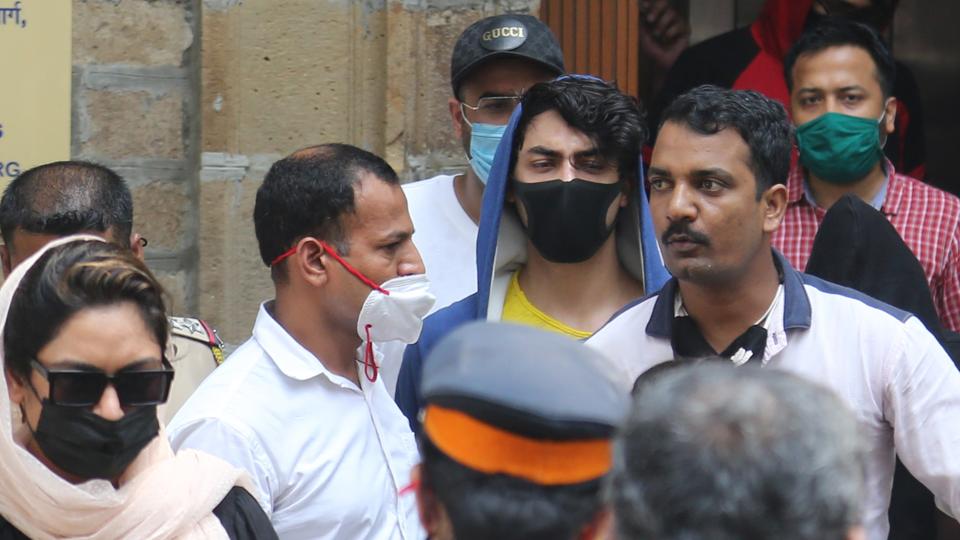 সোমবার আদালত থেকে বেরিয়ে যাচ্ছেন আরিয়ান সোমবার আদালত থেকে বেরিয়ে যাচ্ছেন আরিয়ান