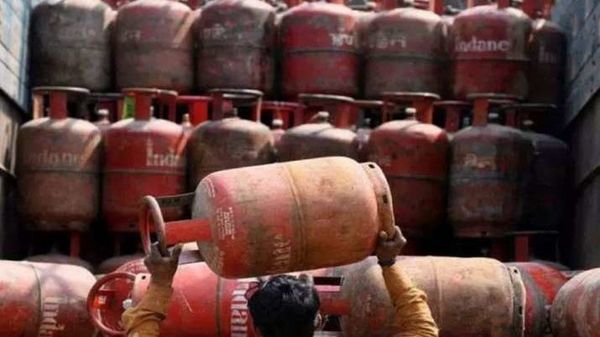 রান্নার গ্যাসের দাম নিয়ে নাজেহাল আমজনতা। ফাইল ছবি: পিটিআই (PTI) রান্নার গ্যাসের দাম নিয়ে নাজেহাল আমজনতা। ফাইল ছবি: পিটিআই (PTI)