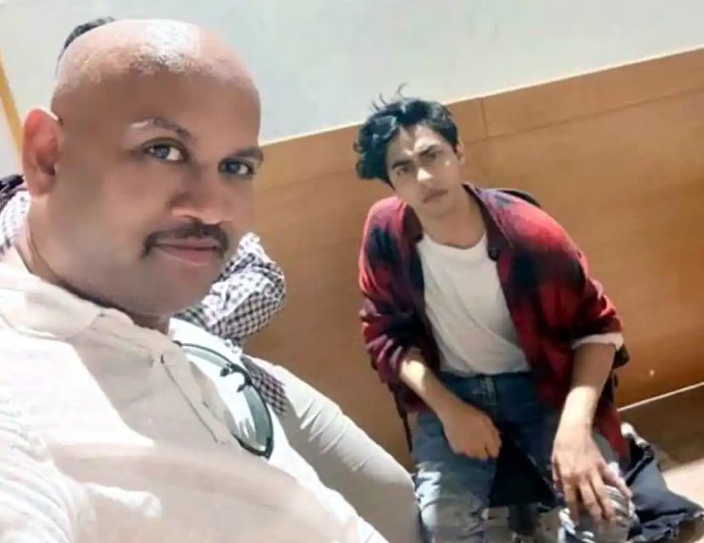 কেপি গোসাই-এর সেলফি আরিয়ান খানের সঙ্গে, যা ঘিরেও কম বিতর্ক হয়নি কেপি গোসাই-এর সেলফি আরিয়ান খানের সঙ্গে, যা ঘিরেও কম বিতর্ক হয়নি