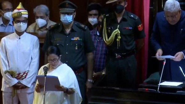 মুখ্যমন্ত্রী মমতা বন্দ্যোপাধ্যায়ের শপথগ্রহণ অনুষ্ঠান ছবি সৌজন্য–এএনআই। মুখ্যমন্ত্রী মমতা বন্দ্যোপাধ্যায়ের শপথগ্রহণ অনুষ্ঠান ছবি সৌজন্য–এএনআই।