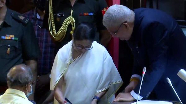মমতা বন্দ্যোপাধ্যায় এবং জগদীপ ধনখড়। (ছবি সৌজন্য এএনআই) মমতা বন্দ্যোপাধ্যায় এবং জগদীপ ধনখড়। (ছবি সৌজন্য এএনআই)