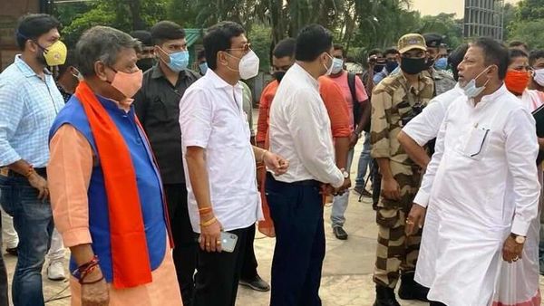 গত বছর এভাবেই সল্টলেক ইজেডসিসি–তে পরিদর্শনে গিয়েছিলেন কৈলাস বিজয়বর্গীয়, মুকুল রায়, সব্যসাচী দত্ত প্রমুখ। ফাইল ছবি সৌজন্য : টুইটার গত বছর এভাবেই সল্টলেক ইজেডসিসি–তে পরিদর্শনে গিয়েছিলেন কৈলাস বিজয়বর্গীয়, মুকুল রায়, সব্যসাচী দত্ত প্রমুখ। ফাইল ছবি সৌজন্য : টুইটার
