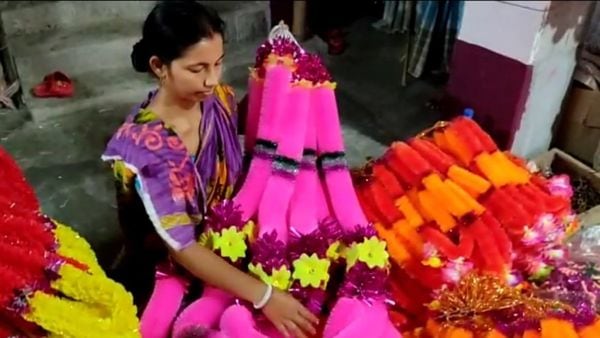 চাঁদমালার চাহিদা বাড়ছে, নতুন আশায় বুক বাঁধছেন শিল্পীরা (নিজস্ব চিত্র) চাঁদমালার চাহিদা বাড়ছে, নতুন আশায় বুক বাঁধছেন শিল্পীরা (নিজস্ব চিত্র)