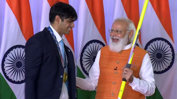 প্রধানমন্ত্রী মোদীকে নিজের জ্যাঙলিন উপহার দিলেন নীরজ (ফাইল ছবি এএনআই) প্রধানমন্ত্রী মোদীকে নিজের জ্যাঙলিন উপহার দিলেন নীরজ (ফাইল ছবি এএনআই)