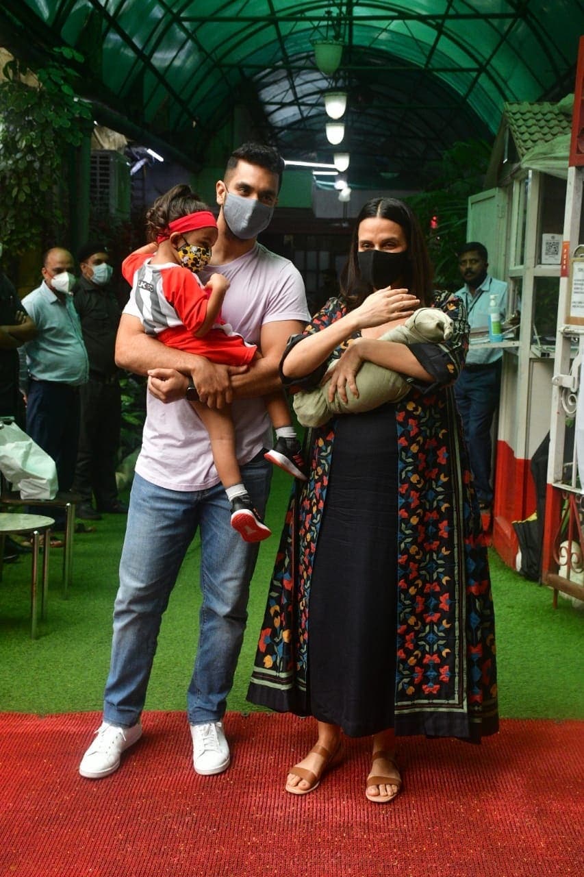 বৃহস্পতিবার হাসপাতাল থেকে বাড়ি ফেরার পথে নেহা, সঙ্গে অঙ্গদ বেদী। (ছবি সৌজন্যে - হিন্দুস্তান টাইমস) বৃহস্পতিবার হাসপাতাল থেকে বাড়ি ফেরার পথে নেহা, সঙ্গে অঙ্গদ বেদী। (ছবি সৌজন্যে - হিন্দুস্তান টাইমস)