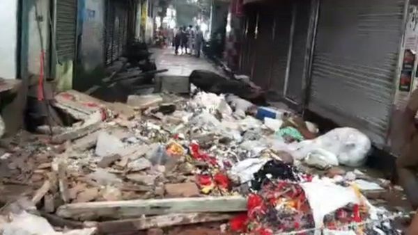 পুজোর আলোর মধ্যেই বাড়ি ভেঙে পড়ল কলকাতায়, মৃত্যু বাইক আরোহীর, আহত ৩ পুজোর আলোর মধ্যেই বাড়ি ভেঙে পড়ল কলকাতায়, মৃত্যু বাইক আরোহীর, আহত ৩