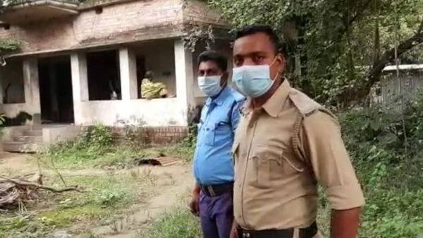 নদিয়ার ফুলিয়ায় দেহ উদ্ধার করে পুলিশ নদিয়ার ফুলিয়ায় দেহ উদ্ধার করে পুলিশ