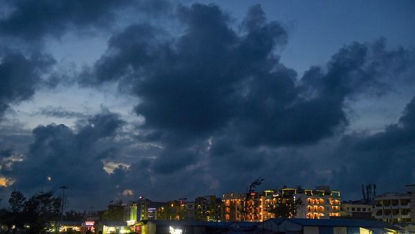 আজ দক্ষিণবঙ্গে আকাশ পরিষ্কার থাকবে (ছবি সৌজন্যে পিটিআই) (PTI) আজ দক্ষিণবঙ্গে আকাশ পরিষ্কার থাকবে (ছবি সৌজন্যে পিটিআই) (PTI)