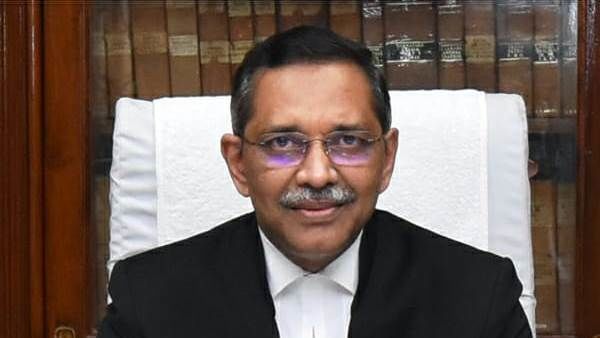 কলকাতা হাইকোর্টের প্রধান বিচারপতি প্রকাশ শ্রীবাস্তব। কলকাতা হাইকোর্টের প্রধান বিচারপতি প্রকাশ শ্রীবাস্তব।