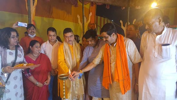 সোমবার বিজেপি আয়োজিত দুর্গাপুজোর উদ্বোধন করছেন দলের রাজ্য সভাপতি সুকান্ত মজুমদার ও অন্যান্যরা। সোমবার বিজেপি আয়োজিত দুর্গাপুজোর উদ্বোধন করছেন দলের রাজ্য সভাপতি সুকান্ত মজুমদার ও অন্যান্যরা।