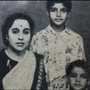 মা তেজি বচ্চন এবং ছোট ভাই অজিতাভ বচ্চনের সঙ্গে অমিতাভ বচ্চন। পারিবারিক ছবির জন্য ফটো তুলেছিলেন তাঁরা। 