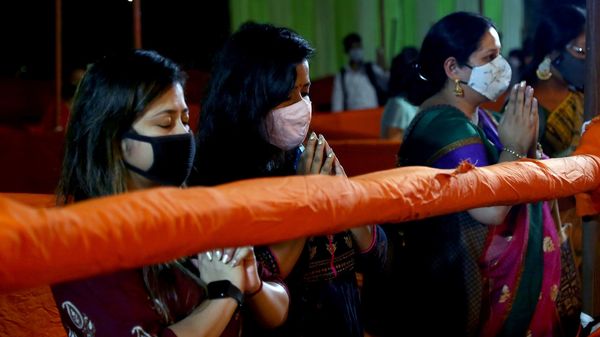 কিছুক্ষণ পরেই পড়ে যাবে অষ্টমী। (ছবি সৌজন্য এএনআই) কিছুক্ষণ পরেই পড়ে যাবে অষ্টমী। (ছবি সৌজন্য এএনআই)