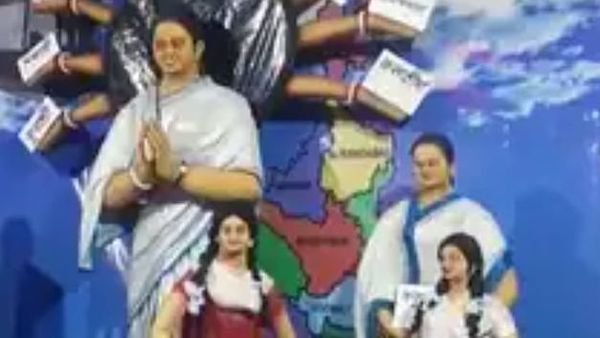মুখ্যমন্ত্রী মমতা বন্দ্যোপাধ্যায়ের আদলে দুর্গা মূর্তি মুখ্যমন্ত্রী মমতা বন্দ্যোপাধ্যায়ের আদলে দুর্গা মূর্তি