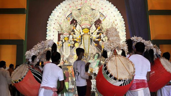 কুপন কেটেও ভোগ না পেয়ে ১০০ ডায়ালে ফোন করে প্রৌঢ় (প্রতীকী ছবি). (ANI Photo) (Utpal Sarkar) কুপন কেটেও ভোগ না পেয়ে ১০০ ডায়ালে ফোন করে প্রৌঢ় (প্রতীকী ছবি). (ANI Photo) (Utpal Sarkar)