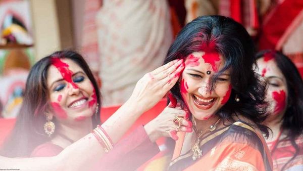 সিঁদুর খেলার পর ত্বক আর চুলের যত্ন নেবেন কীভাবে। সিঁদুর খেলার পর ত্বক আর চুলের যত্ন নেবেন কীভাবে।