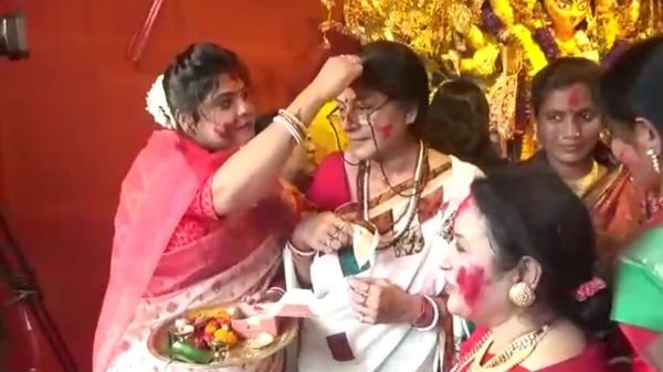 বিজেপির পুজোয় সিঁদুর খেললেন রূপা গাঙ্গুলি বিজেপির পুজোয় সিঁদুর খেললেন রূপা গাঙ্গুলি