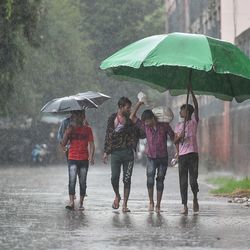 লক্ষ্মীপুজো পর্যন্ত রাজ্যের কোন কোন জেলায় কত বৃষ্টি হবে? জেনে নিন পূর্বাভাস। (ছবিটি প্রতীকী, সৌজন্য পিটিআই) লক্ষ্মীপুজো পর্যন্ত রাজ্যের কোন কোন জেলায় কত বৃষ্টি হবে? জেনে নিন পূর্বাভাস। (ছবিটি প্রতীকী, সৌজন্য পিটিআই)