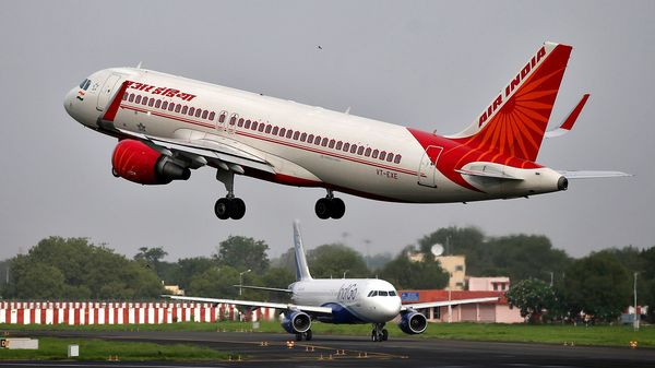 ব্যালেন্স শিটটি তারপর পর্যালোচনার জন্য টাটা সনসের কাছে পাঠানো হবে। বৃহস্পতিবারের মধ্যে এয়ারলাইন্স নতুন মালিকের কাছে হস্তান্তর করা হবে। এমনটাই মনে করা হচ্ছে। তবে হস্তান্তরের তারিখ চূড়ান্ত হয়নি। (ছবিটি প্রতীকী, সৌজন্য রয়টার্স) (Reuters)