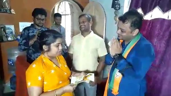 বিজেপি প্রার্থী জয় সাহা হাজির হন কাজল সিনহার বাড়িতে। বিজেপি প্রার্থী জয় সাহা হাজির হন কাজল সিনহার বাড়িতে।
