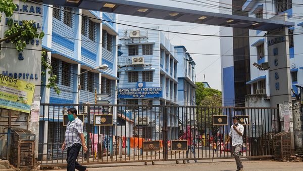 আরজিকরে আন্দোলনে ইন্টার্নরা (PTI Photo) (PTI) আরজিকরে আন্দোলনে ইন্টার্নরা (PTI Photo) (PTI)