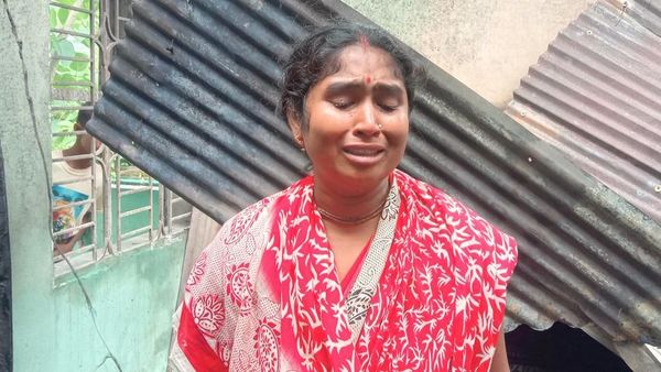 রংপুরে হামলায় ঘরবাড়ি হারানো এক হিন্দু মহিলা। (ছবি সৌজন্য বিডিনিউজ টোয়েন্টিফোর ডটকম/ডয়চে ভেলে) রংপুরে হামলায় ঘরবাড়ি হারানো এক হিন্দু মহিলা। (ছবি সৌজন্য বিডিনিউজ টোয়েন্টিফোর ডটকম/ডয়চে ভেলে)