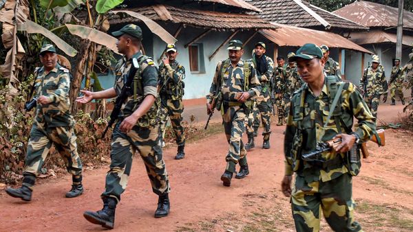 কেন্দ্রীয় বাহিনীর টহল। (ছবিটি প্রতীকী, সৌজন্য পিটিআই) কেন্দ্রীয় বাহিনীর টহল। (ছবিটি প্রতীকী, সৌজন্য পিটিআই)