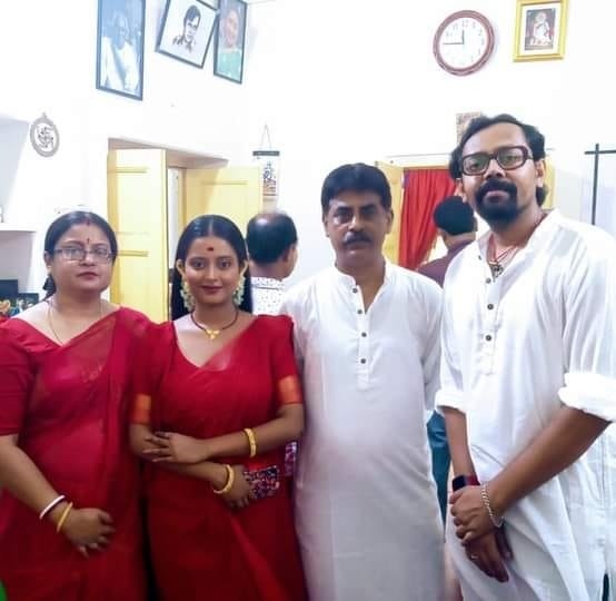 মা-বাবা ও স্বর্নেন্দুর সঙ্গে একফ্রেমে শ্রুতি মা-বাবা ও স্বর্নেন্দুর সঙ্গে একফ্রেমে শ্রুতি
