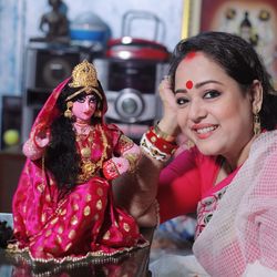 লক্ষ্মী মূর্তির সঙ্গে অপরাজিতা। (ছবি-ইনস্টাগ্রাম)