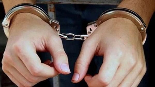 গ্রেফতার করা হয়েছে বাঁকুড়ার সোনামুখী মণ্ডল–২ বিজেপির মণ্ডল সভাপতির দাদাকে। ছবি সৌজন্যে হিন্দুস্তান টাইমস। গ্রেফতার করা হয়েছে বাঁকুড়ার সোনামুখী মণ্ডল–২ বিজেপির মণ্ডল সভাপতির দাদাকে। ছবি সৌজন্যে হিন্দুস্তান টাইমস।