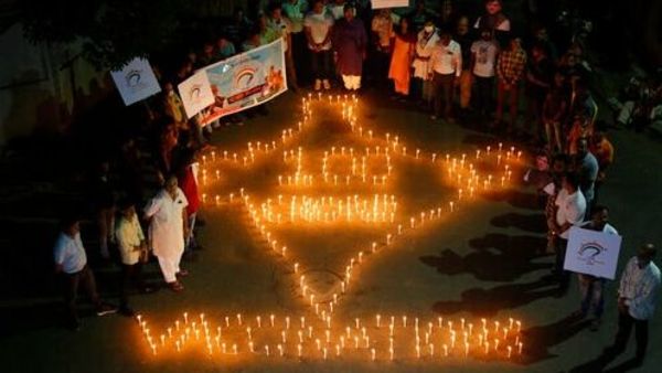 ১০০ কোটি ছুঁয়ে গেল কোভিড টিকাকরণ. (AP Photo/Ajit Solanki) (AP) ১০০ কোটি ছুঁয়ে গেল কোভিড টিকাকরণ. (AP Photo/Ajit Solanki) (AP)